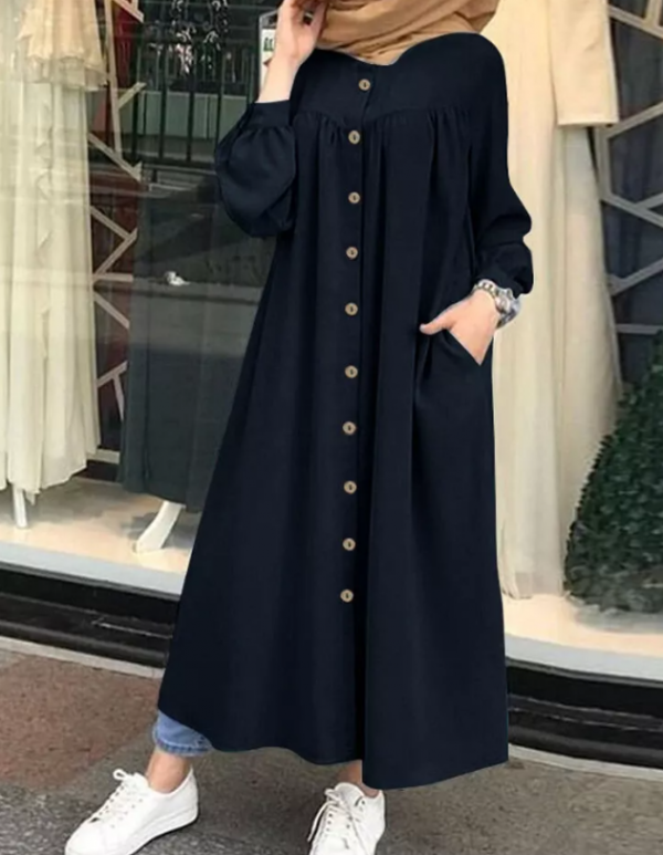 Dress kerja dengan model shift dan aksen kancing depan